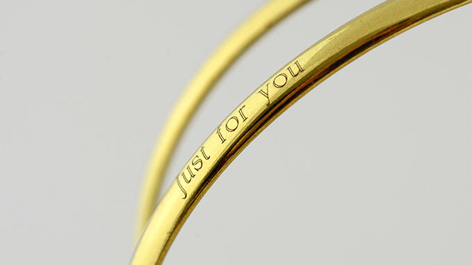 Outer engraving of a bracelet, wide selection of typefaces especially designed for engraving