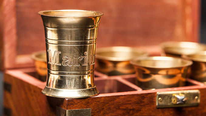 Personalized birth gift: engraving of tumblers made from precious metal