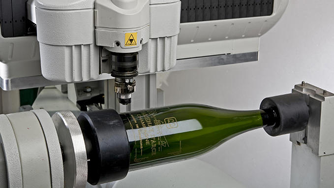 To guarantee the quality of engraving on glass: use the soluble oil