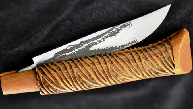 Metal and wood engraving on a knife – LS900 Edge