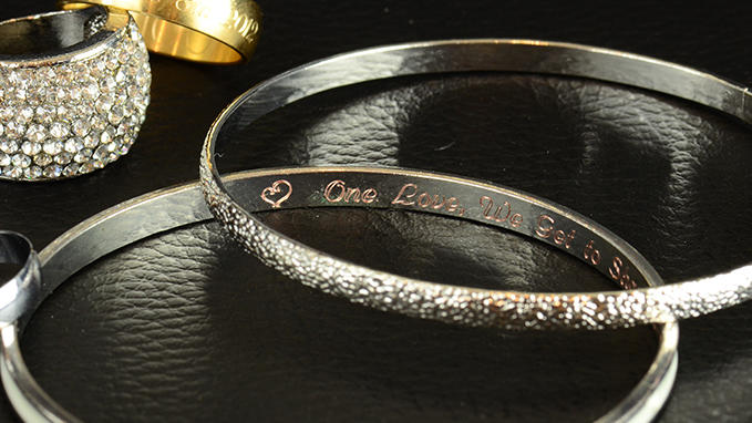 Inner and outer engraving of bracelets