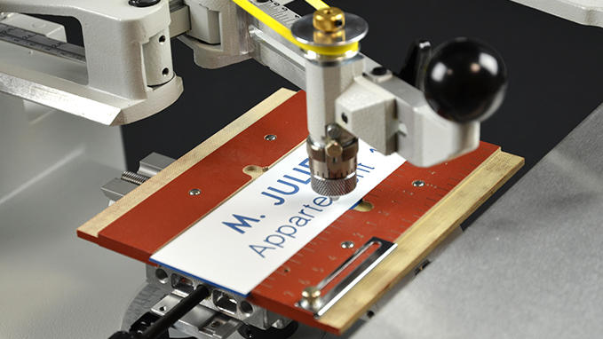 Engraving on plaques with IM3 pantograph