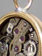Precise mechanical engraving on a jewellery item